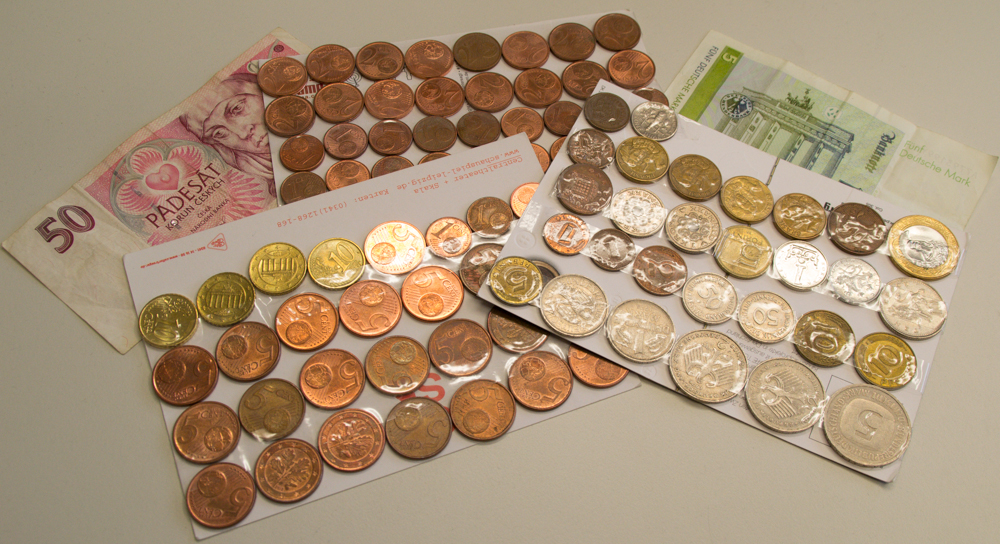 Euromünzen, Deutsche Mark Münzen und Deutsche Mark Schein aufgeklebt
