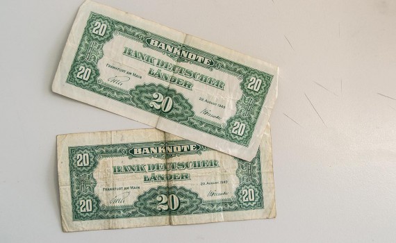 Zwei Zwanzig-Mark Geldscheine, ausgegeben 1949 von der Bank Deutscher Länder