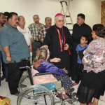 Erzbischof Dr. Yousif Mirkis im Gespräch mit Flüchtlingen
