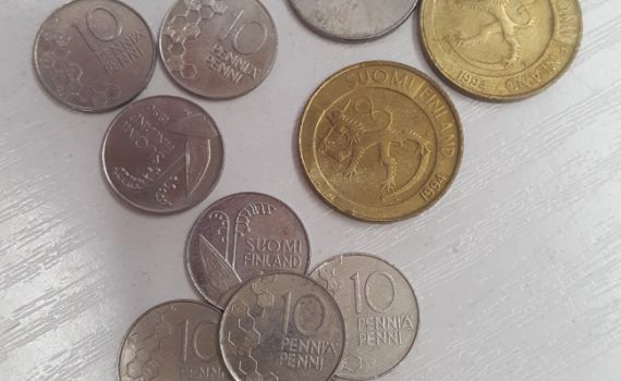 Finnische Geldmünzen in den Farben Gold und Silber